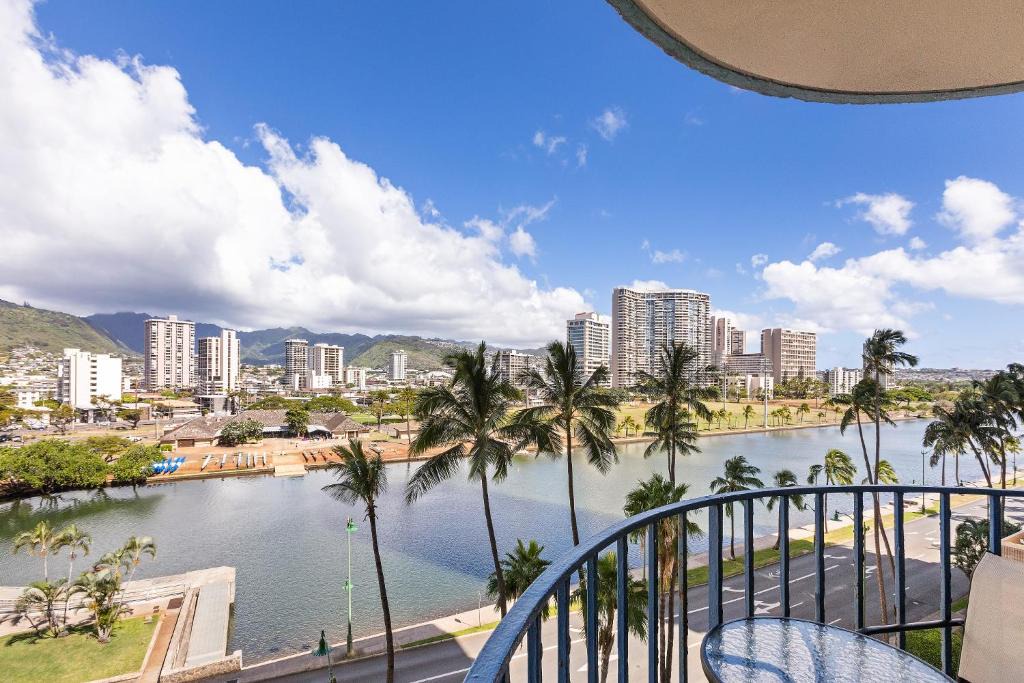 McCully - Moiliili Apartment | 01 FREE Parking 10 min beach 2br-Waikiki Ala Moana