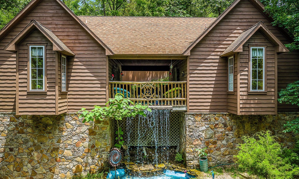 Eureka Springs Historic District Cabin | 1 Bedroom Cabin In The Woods, Covered Porch, Jacuzzi, Kitchenette and Hot Tub.