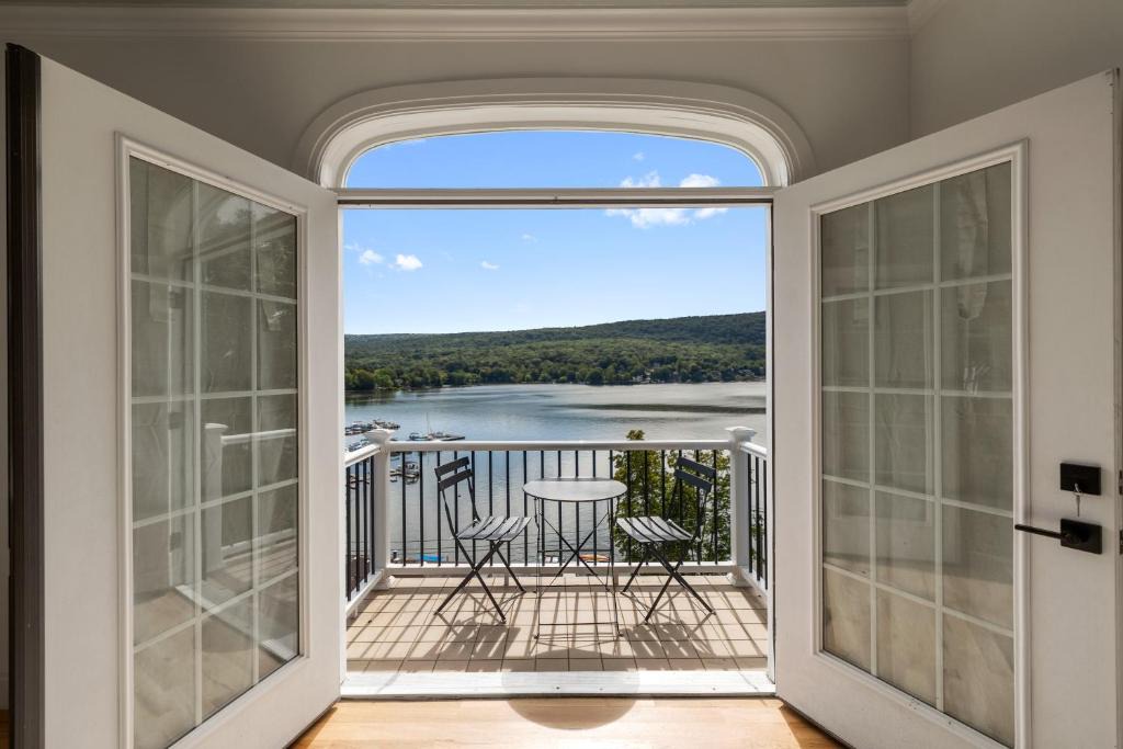 Greenwood Lake Villa | 1 Hour Drive from MetLife Stadium, World Cup Base, Lakeview Villa with Private Hot Tub, Firepit & Spacious Decks with Breathtaking Cliff Views