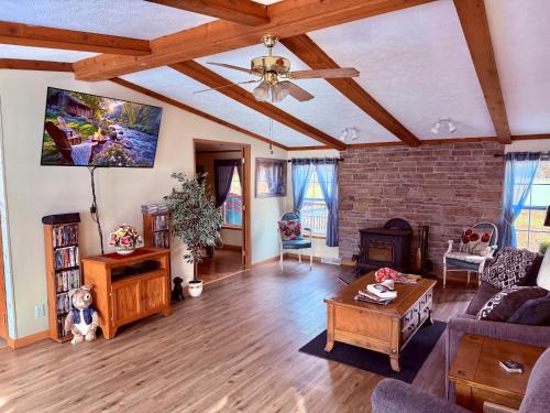 Cairo House | 15 miles to Windham Mountain ! King Bed, Game Room, OutDoor Patio