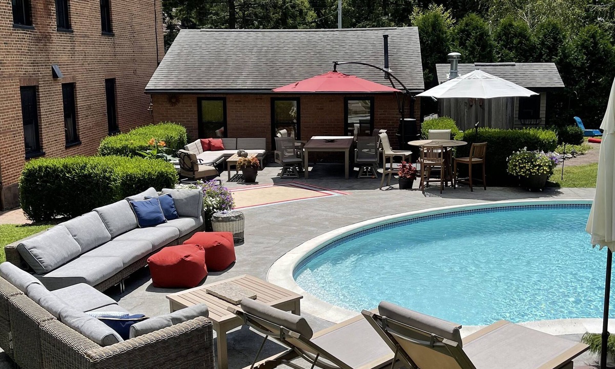 Melrose House | 200 yr old Historic Farmhouse in Walkable City Neighborhood - 35 min to Saratoga