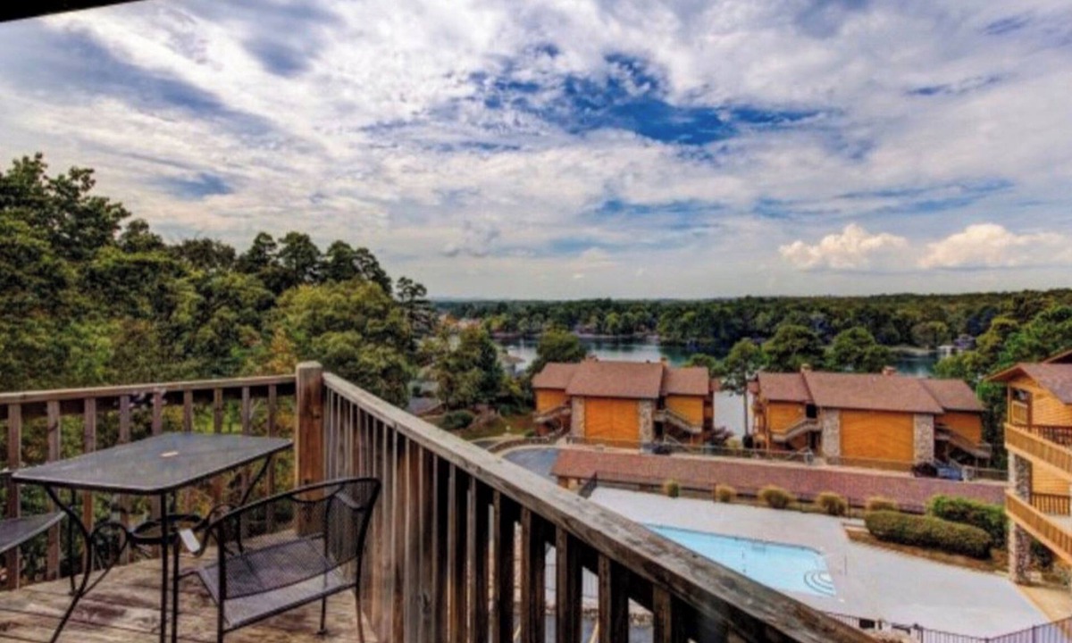 Rockwell Condo | 2B/2B Lake View Condo