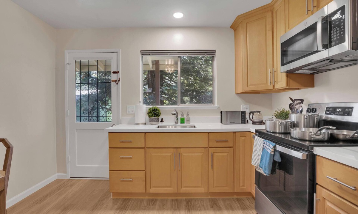 Martinez Apartment | 2bed Apartment just 3 blocks from Downtown Martinez and Jobs