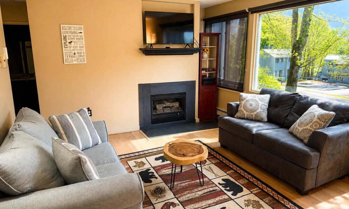 Lincoln Villa | 2BR White Mountain Townhouse with Pool, Hot Tub and Tennis on Kancamagus