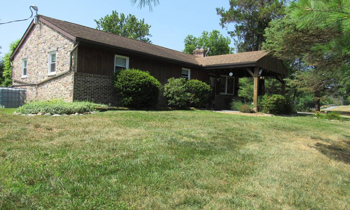 Refton Cottage | 3-bedroom Pine Cone cottage in lovely Lancaster with AC and charm