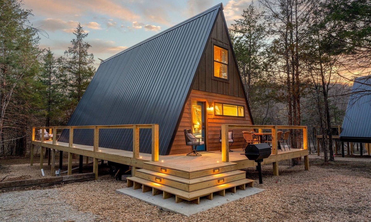 Omaha Cabin | 3BR Cabin Nestled by CricketCreek Private hot tub