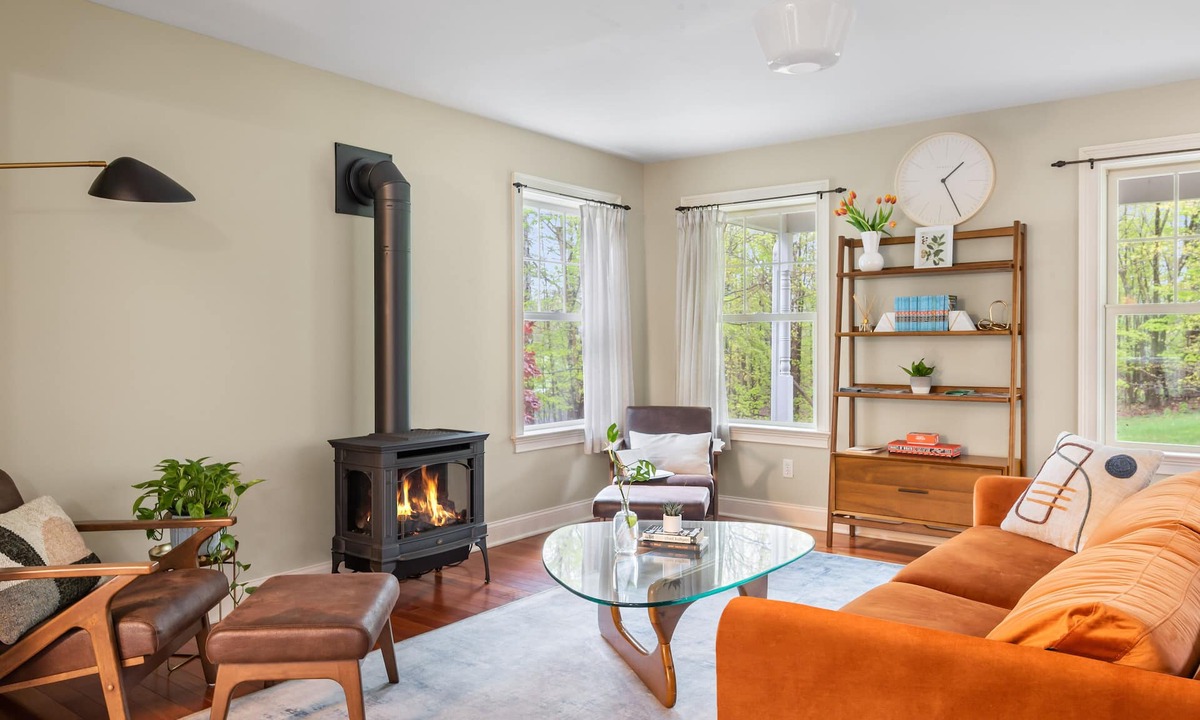 Wallkill House | 4 Bed House with Hot Tub Near Hiking + Wineries