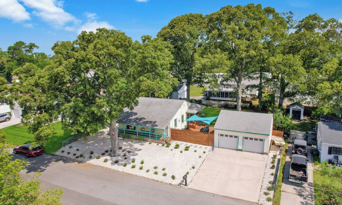 Town Bank Cottage | 5-Min Walk to Bay Beach Sleeps 10 Sunset Views Huge Deck + Outdoor Shower