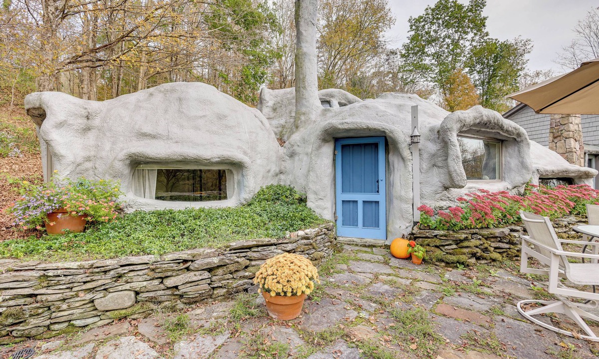 Sandgate Cottage | < 6 Mi to Arlington: 'Whimsical Stone Abode!'