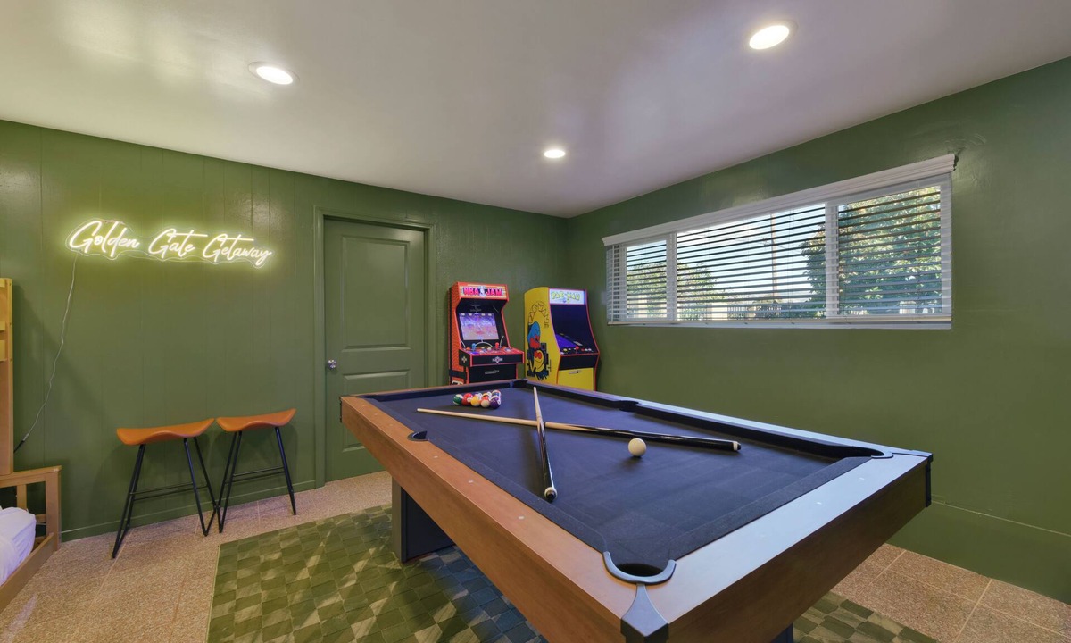 Hayward House | 7 Bed Single Level Home+Detached Casita, Game Room, Fire-pit, Free Parking/Wi-fi