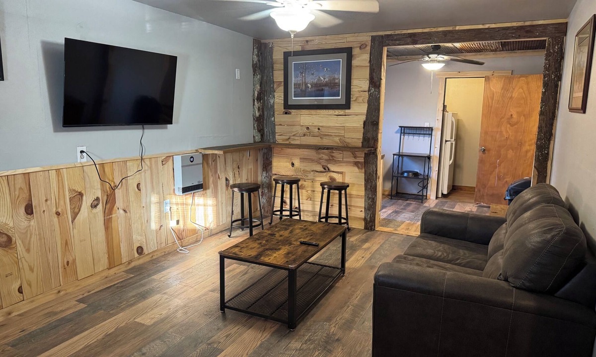 De Valls Bluff Cabin | Adorable 1-bedroom cabin in The Woods De Valls Bluff, AR…. near The White River