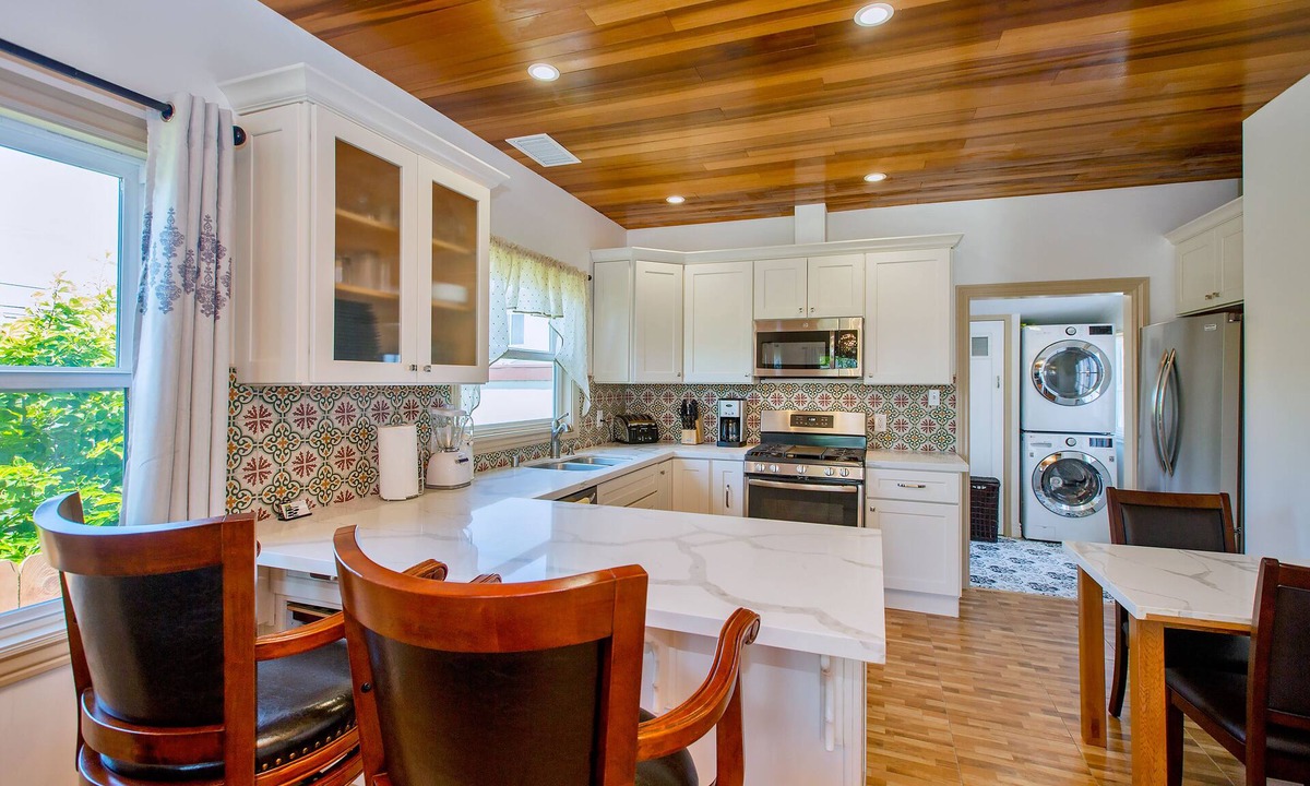 West Alameda House | Alameda Luxury 2BR 2BA house, AC, near Alameda ferry to San Francisco, parking.