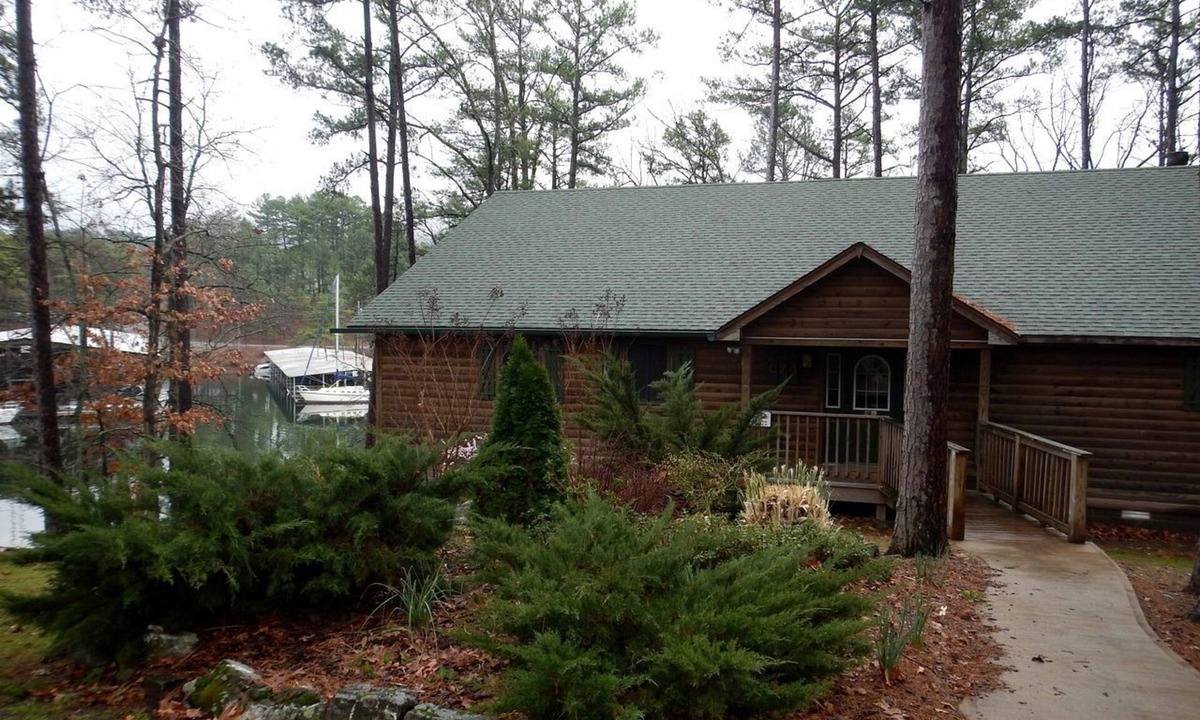 Mount Ida Cabin | Amazing Cabin with Fireplace, Barbecue and Tennis Court in Mount Ida, Arkansas