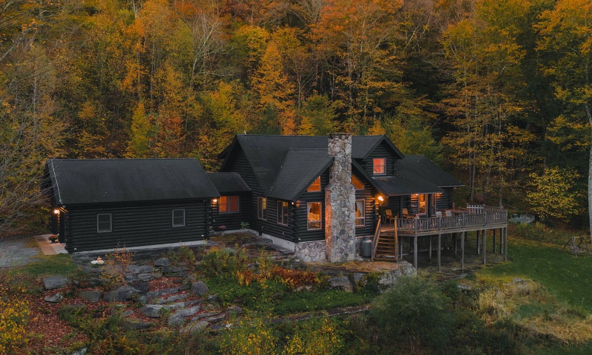 Roscoe House | Amber Acres Lodge; Spacious Log Cabin with Mountain Views and Lake Access