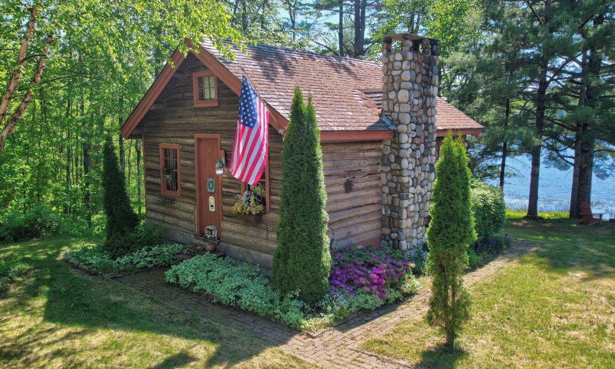 Bucksport Cabin | Authentic Maine Log Cabin|Lakefront|Kayaks|Pets