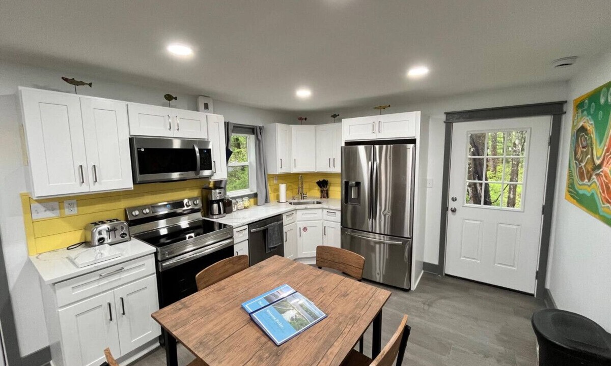 Hawley House | Bear Run Bungalow |Hot Tub|Kayaks|Close to Town!