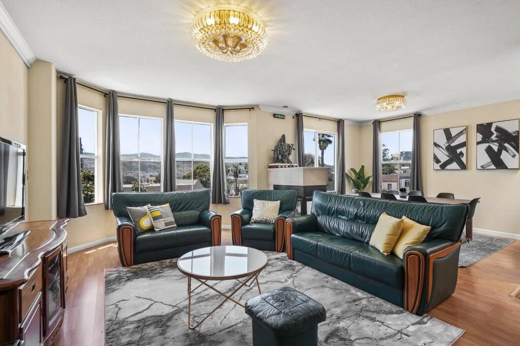 Little Hollywood House | Beautiful Spacious House 2BR/4BR in Silver Terrace