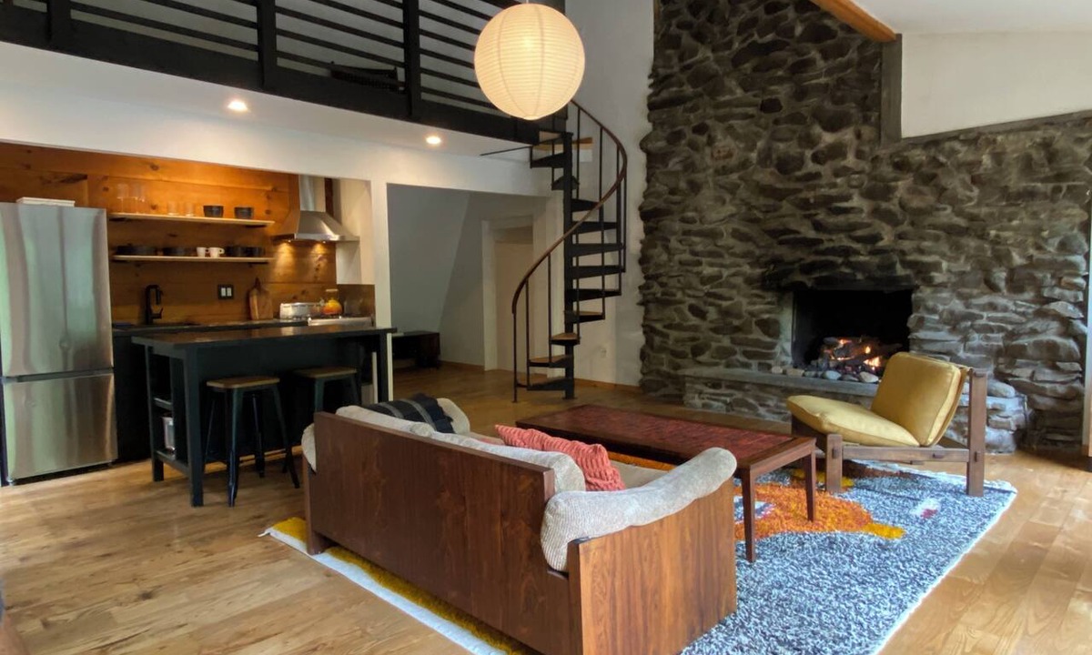 Kerhonkson Cottage | Beautiful stream side cottage in the woods
