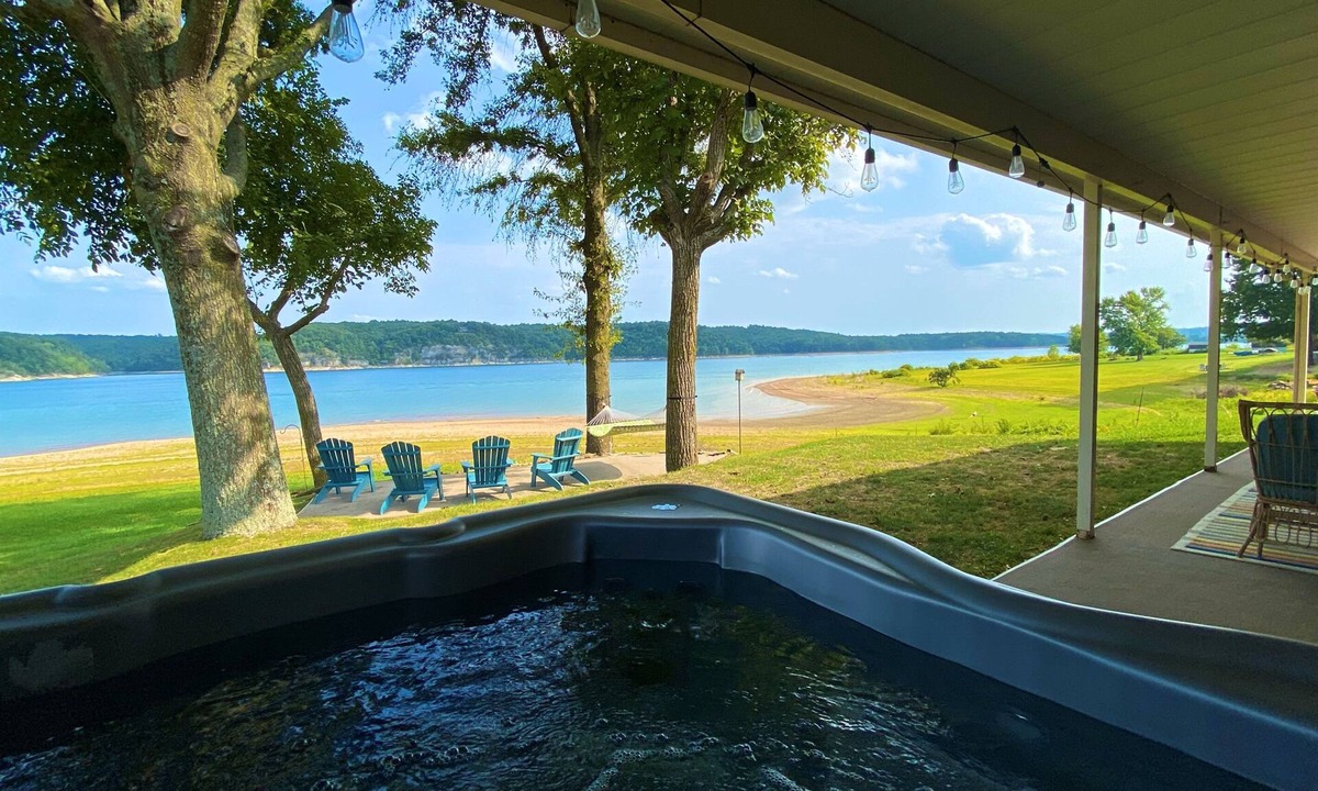 Beaver Shores House | Beaver Lake Waterfront+Winter Retro Retreat+HotTub