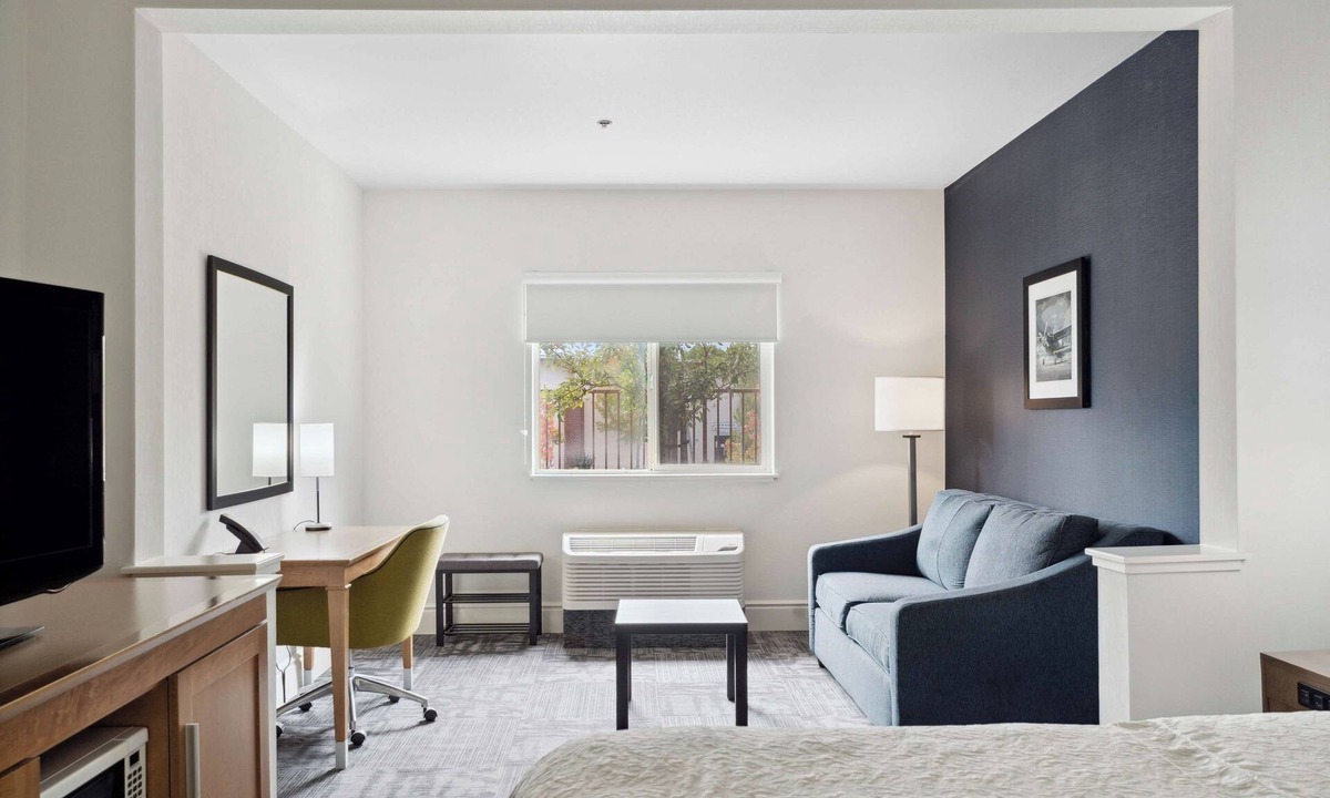 Vacaville Hotel | Best Place to Unwind! Outdoor Pool, Pets Allowed, Near Southwood Park!