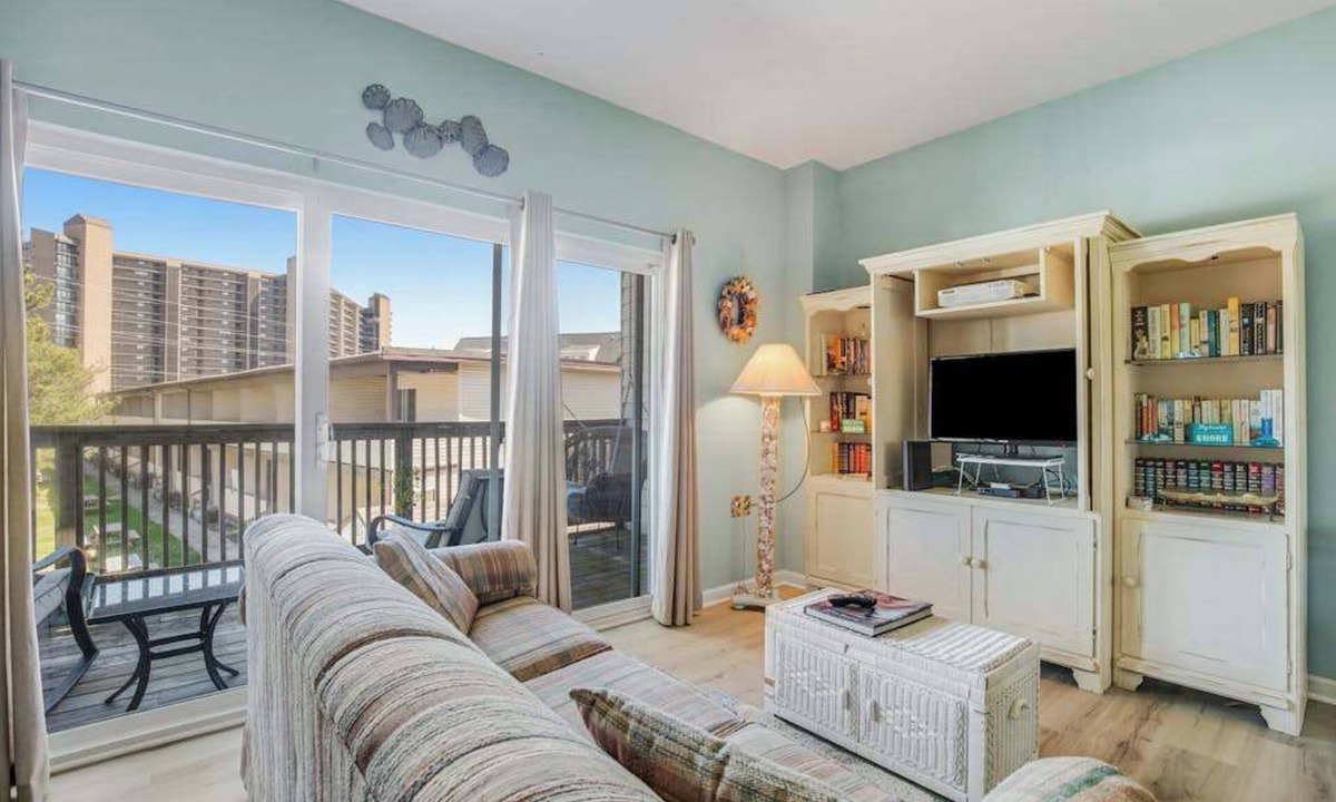 Bethany Beach Condo | Bethany Beach Inn suite close to beach with free WiFi, central AC, & balcony