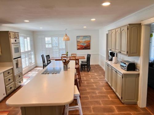 Farmington House | Big space inside and out, 15min to UofA w 1acre