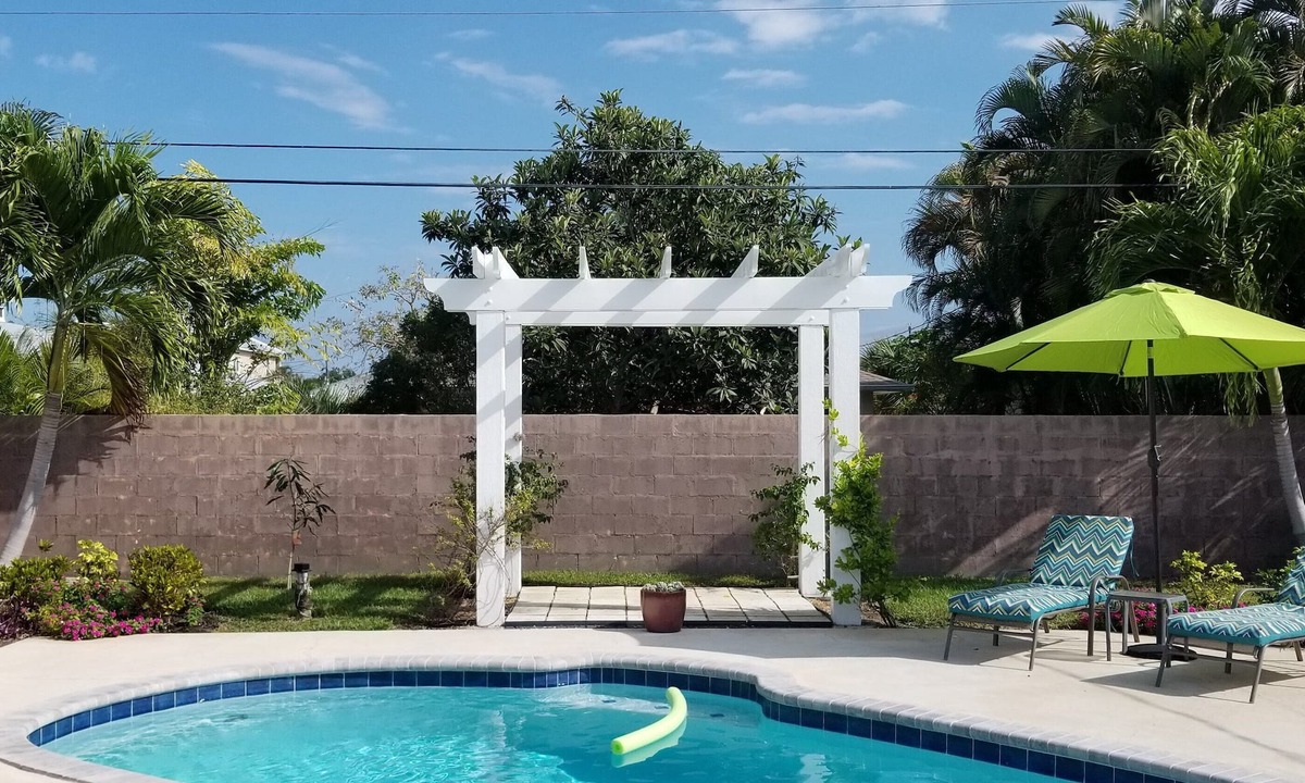 Naples Park House | Bike to beach! Heated pool, pet-friendly. Summer 2026 sale!
