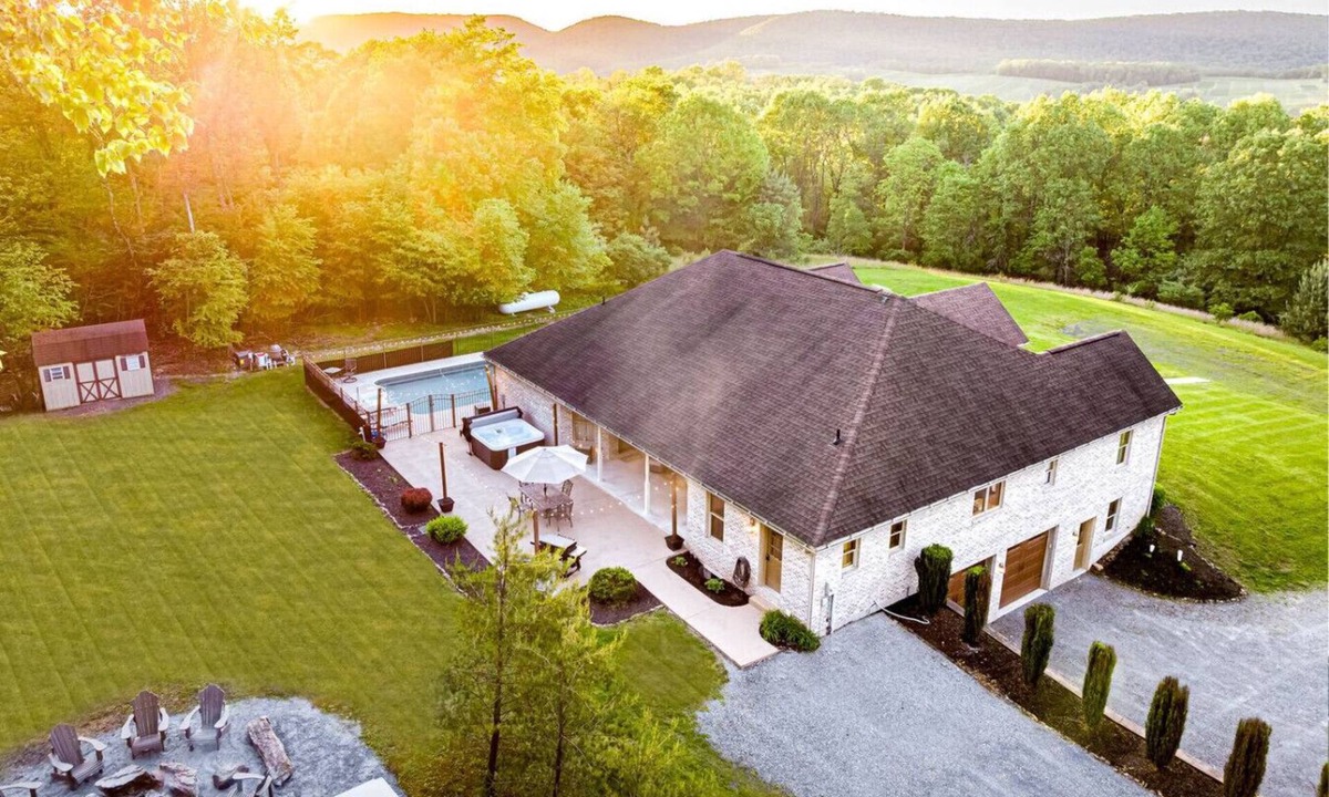 Brockton Apartment | Blissful Mountain Getaway - Manor on 46 acres