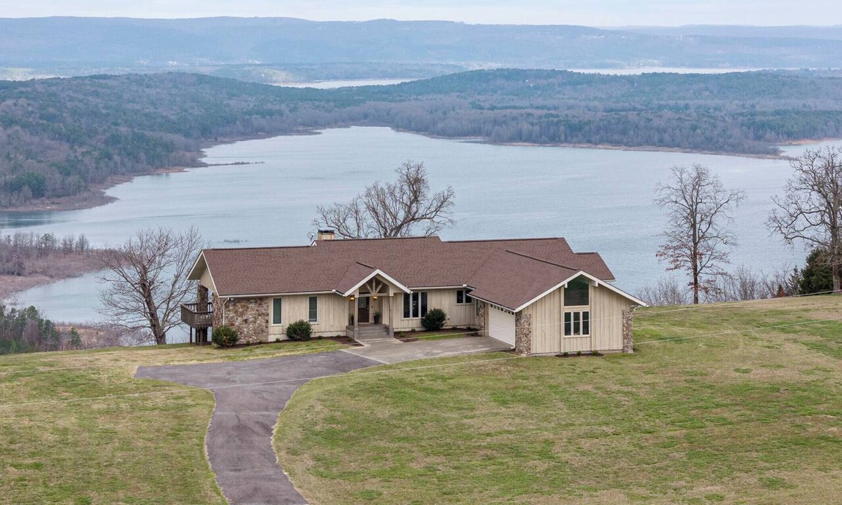 Quitman House | Bluff View House has vast open water views of Greers Ferry Lake in Arkansas