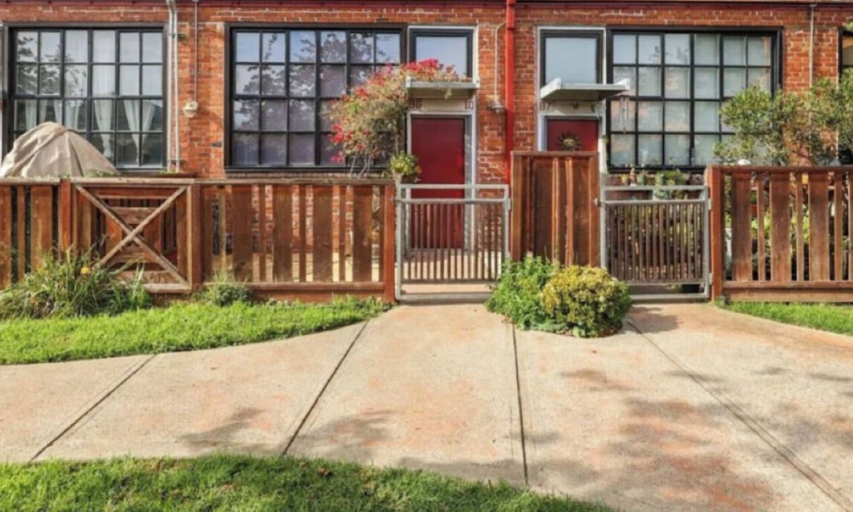Fruitvale House | Brick Loft- an Artist's/Musician's Dream Space -Gated Urban Gem!