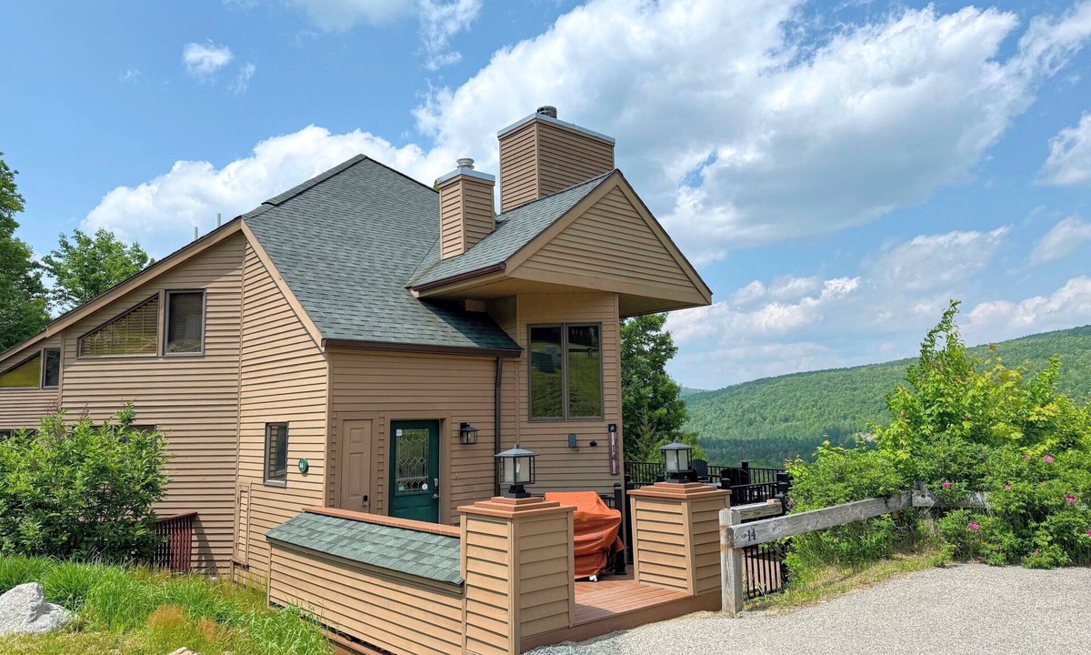 Carroll House | C14 Bretton Woods ski-in ski-out with hot tub! Great views, Pool/gym passes