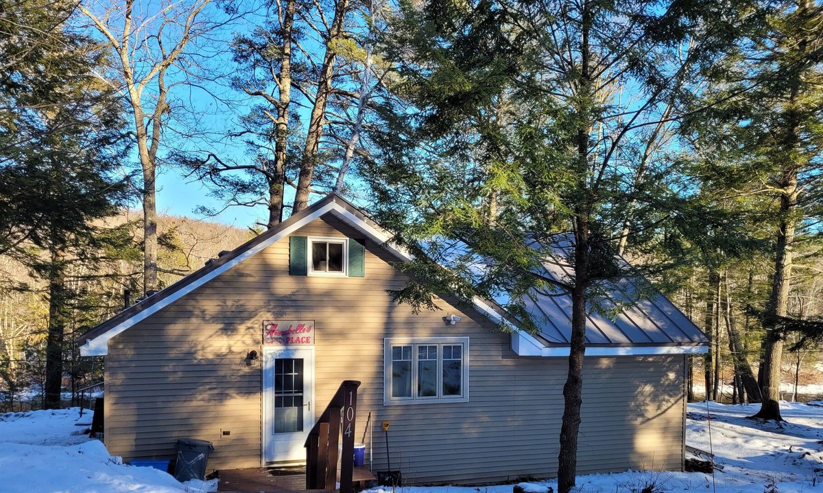Kingfield House | Cabin on the Carrabassett River - 15 mins to Sugarloaf Mountain!
