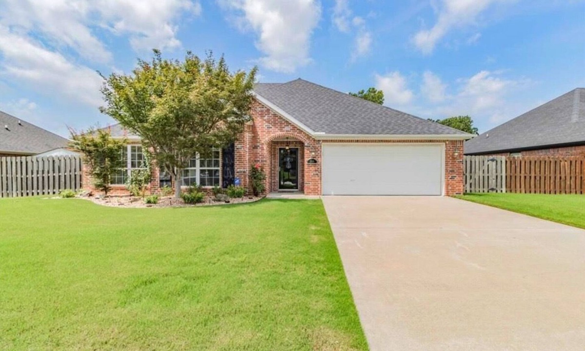 Springdale House | Casa De Flores in the heart of NWA