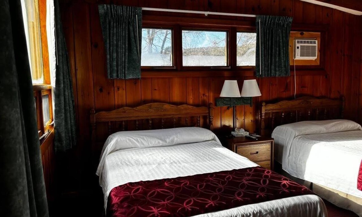 Hamilton Hotel | Charming 1-bedroom hotel room in beautiful Hamilton - #321 Shenandoah