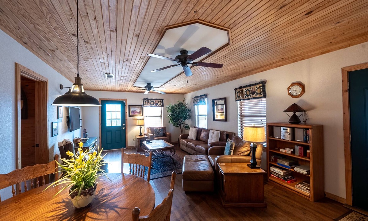 Eureka Springs Cabin | Charming 2-bedroom cabin with WiFi, AC in peaceful Eureka Springs