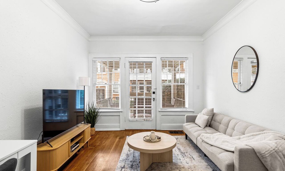 Downtown Decatur Apartment | Charming 2-bedroom apartment in dowtown Decatur/20 min from downtown ATL