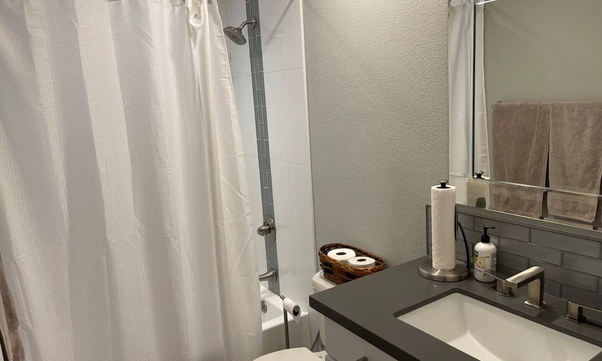 San Mateo Park Condo | Charming 2-bedroom condo in San Mateo with WiFi and AC and office space