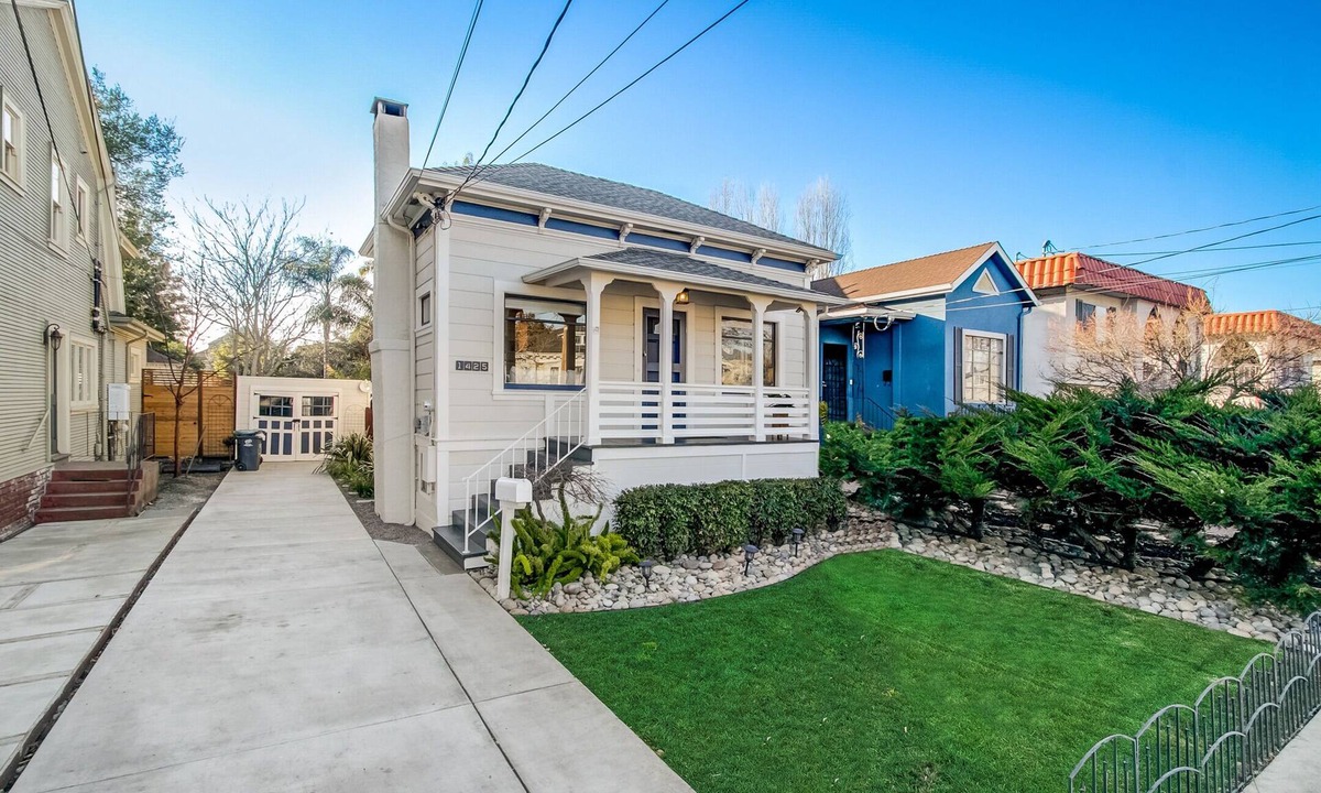 Gold Coast House | Charming 2-bedroom house with spacious backyard in delightful Alameda