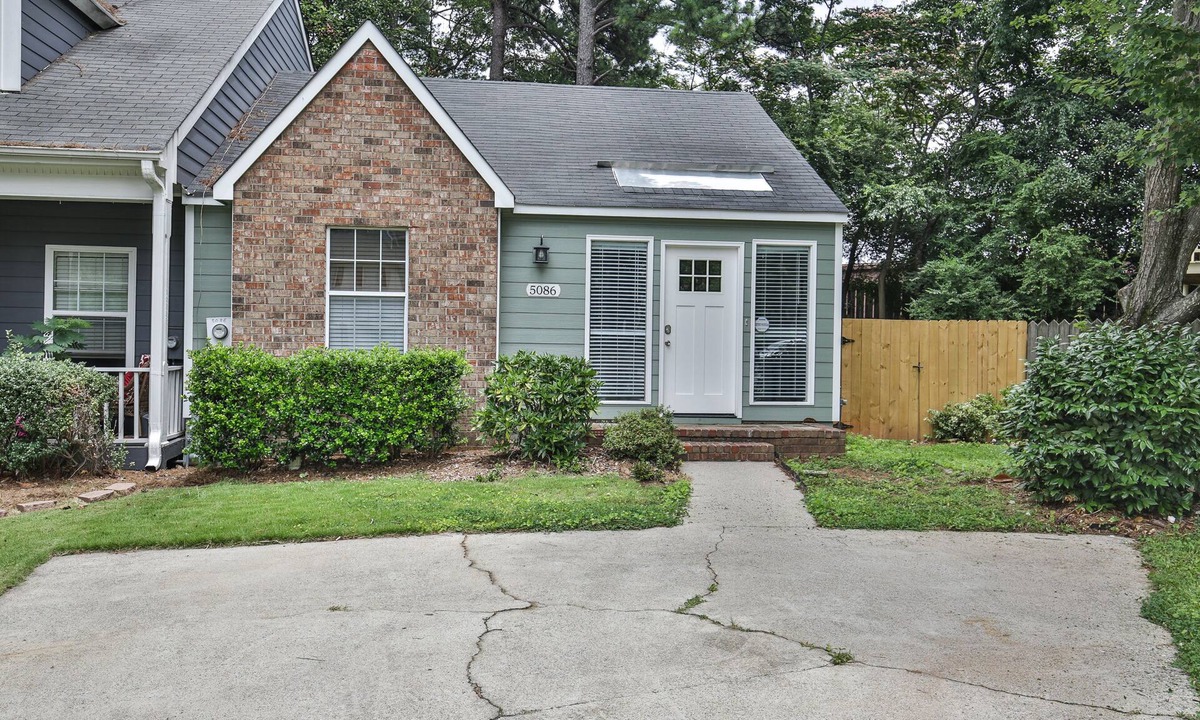 Smyrna House | Charming 2BR/2BA Townhome - SLEEPS 6 - Pet-Friendly Retreat