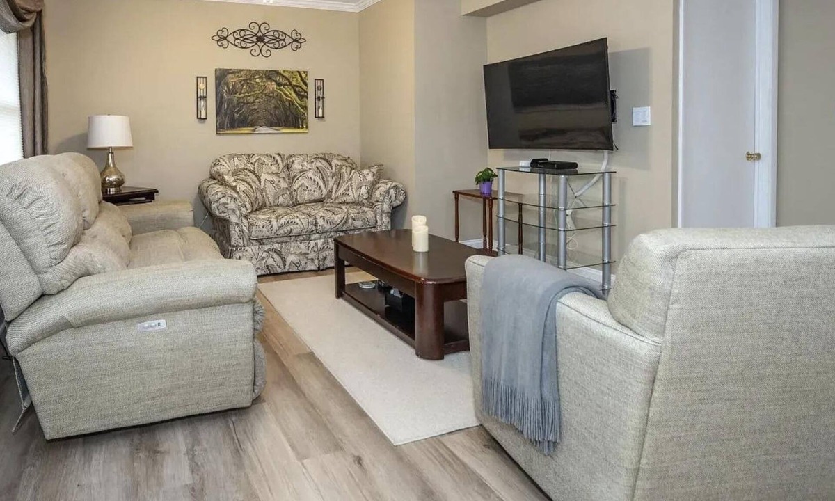 Edison House | Charming 3-bedroom NorthEast Facing Ranch with AC in delightful Edison