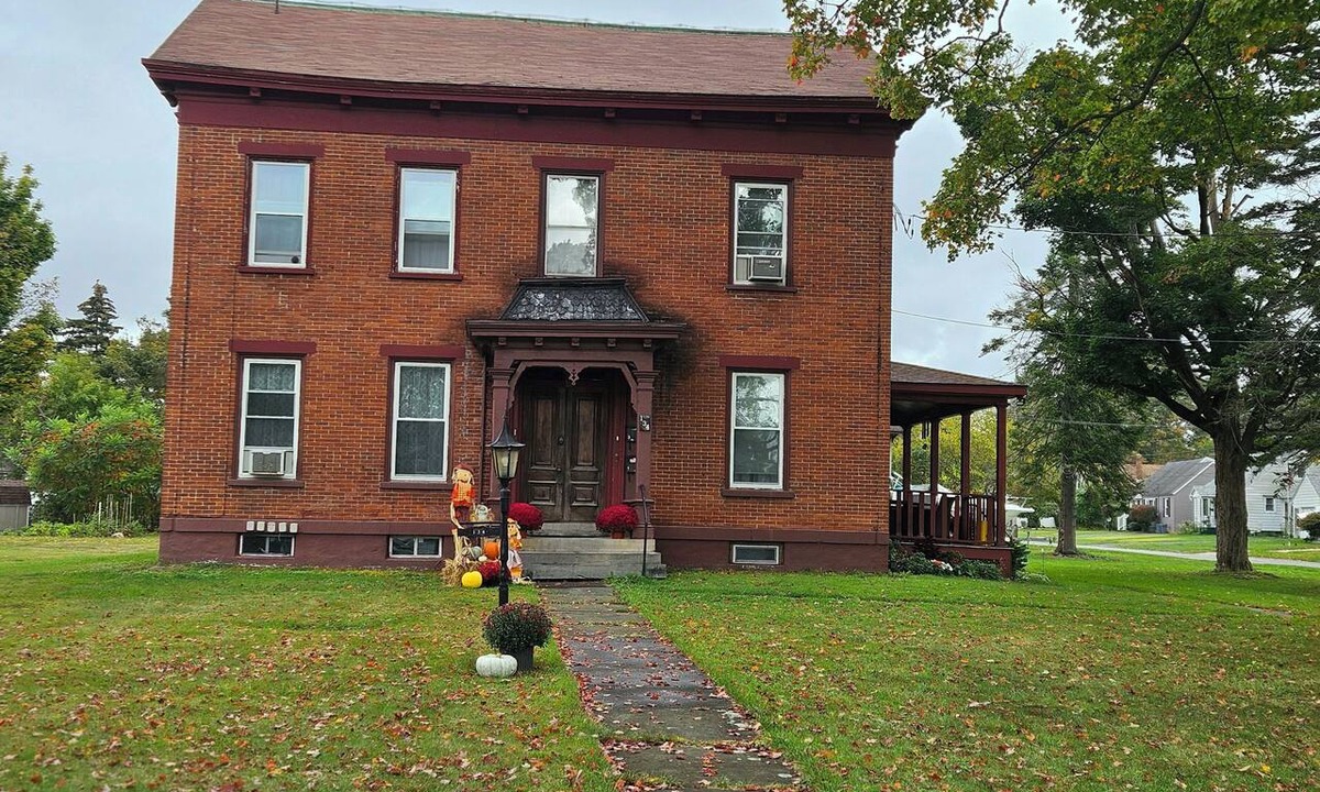 Utica House | Charming Adirondack-Inspired 2nd Floor, UNIT 4 @ The Weaver House Guest Suites.