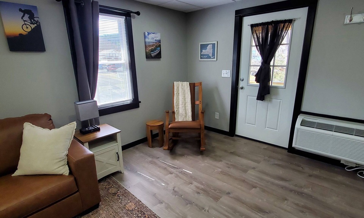Whitehall House | Charming building with 1 bedroom and AC, WiFi in serene Whitehall