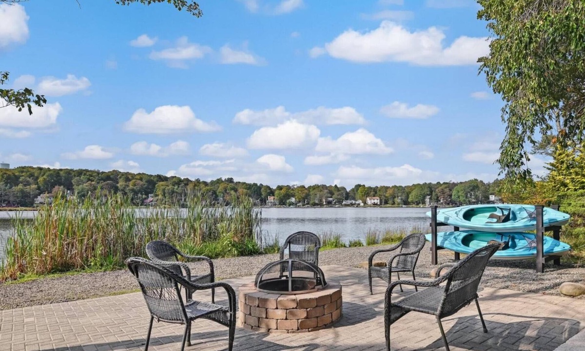 Tobyhanna House | Charming waterfront 3-bedroom house in lovely Tobyhanna with WiFi