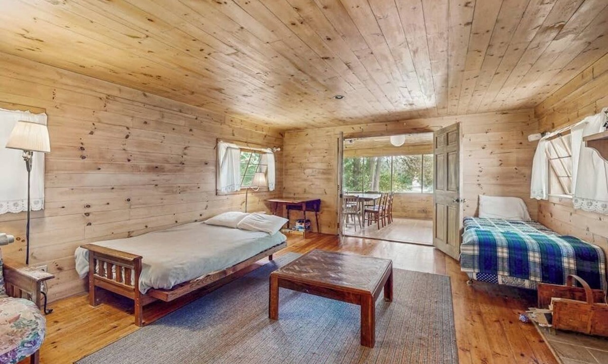 Charlotte Cottage | Classic lakefront cabin w/screened-in porch & mountain views - dogs-friendly