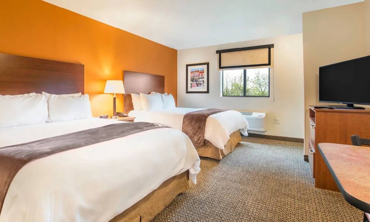 Lebanon Hotel | Clean, Comfortable Stay near Lebanon’s Historic Square & State Park Trails