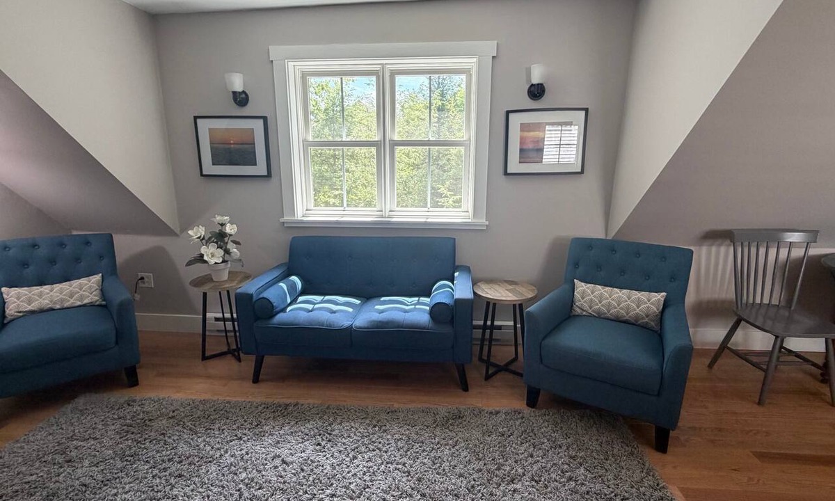 Castine House | Comfortable Getaway for Two w/Kitchenette - Right in the Heart of Downtown