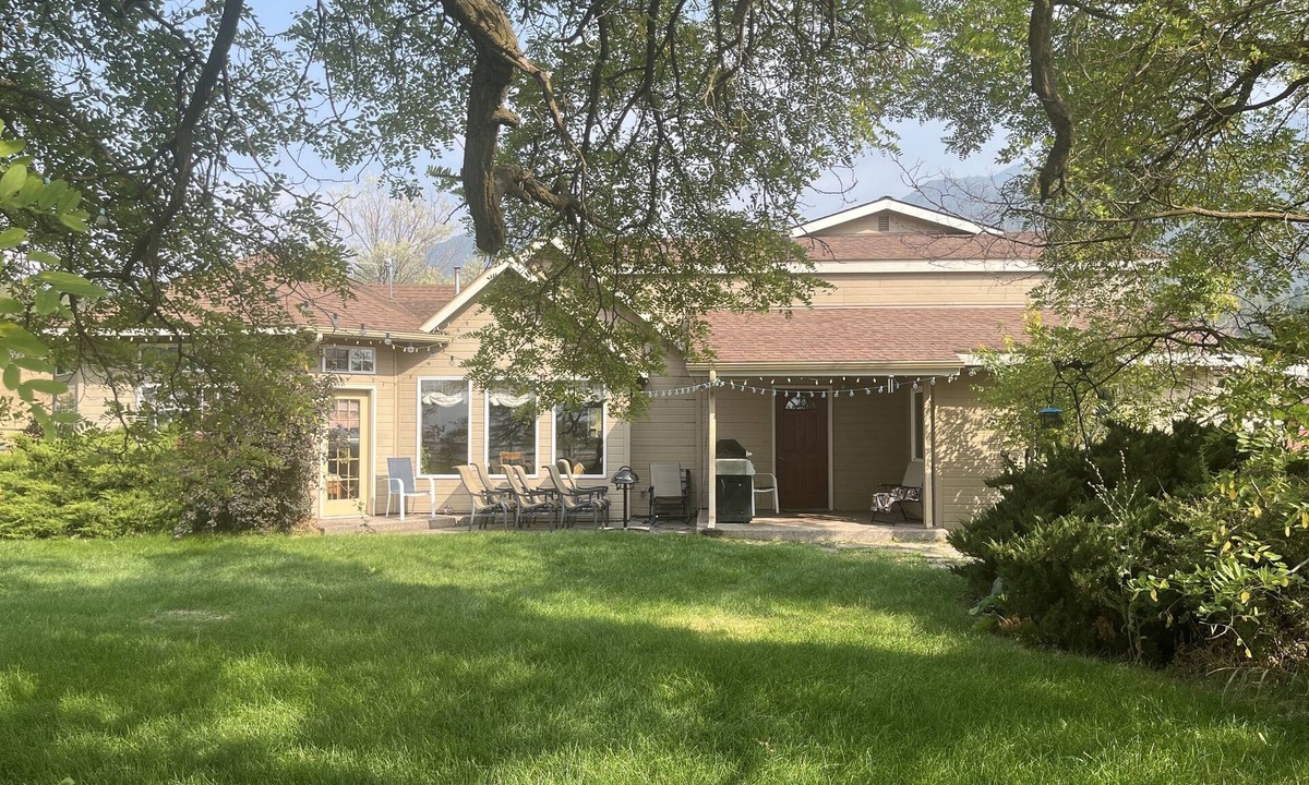 Arlee House | Comfortable Montana Country Home for Family Getaways