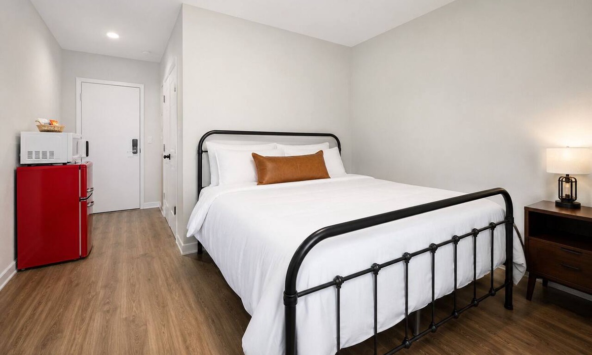 East Springfield Hotel | Comfy & Pet Friendly Stay Near Cooperstown -Single Queen