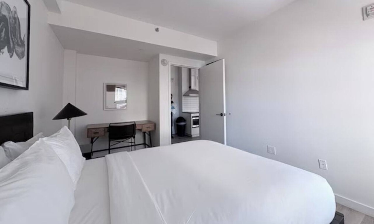 Hunters Point Apartment | Convenient 2 Bedroom Unit w/Kitchen, Living & Dining Area – Rooftop Bar
