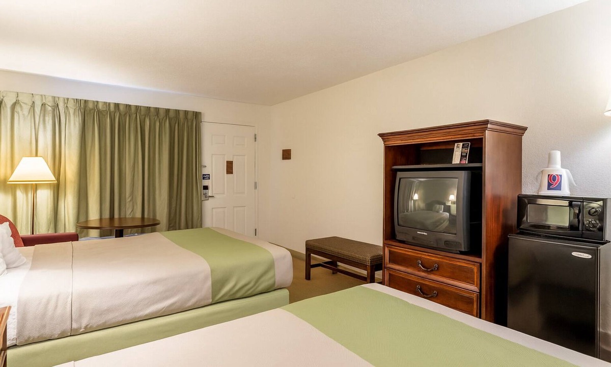 Edgewood Hotel | Convenient Room for Travelers w/Pet-Friendly Accommodations
